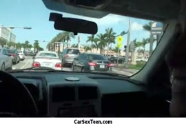سخيف رجل أبيض في مؤخرة السيارة.